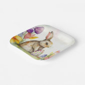 Osterhase mit bemalten Eiern im Garten Pappteller (Gewinkelt)