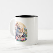 Osterhase mit Blume, Frühling Sonniger Osterntag Zweifarbige Tasse (Vorderseite Links)