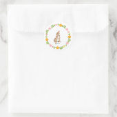 Osterhase mit Blume Runder Aufkleber (Tasche)