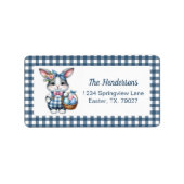Osterhase mit Korb voller Eier auf blauem Gingham Adressaufkleber (Vorne)