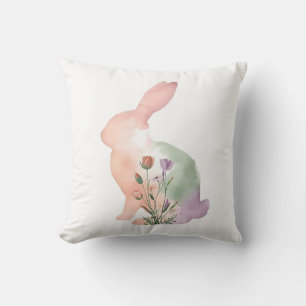 Osterhase mit weicher Aquarell-Blumensilhouette Kissen