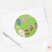 Osterhase spielerisch mit bemalten Eiern Runder Aufkleber (Umschlag)