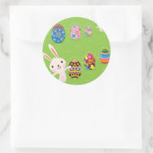Osterhase spielerisch mit bemalten Eiern Runder Aufkleber (Tasche)