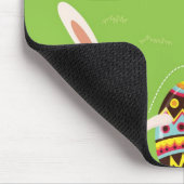 Osterhase spielerisch mit gemalten Eiern Mousepad (Ecke)