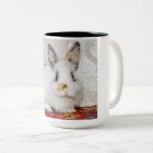 Osterhase Zweifarbige Tasse (VorderseiteRechts)