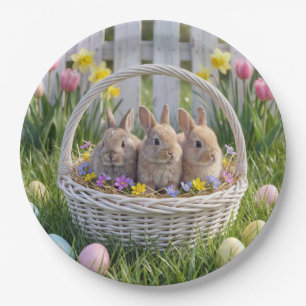 Osterhasen in einem Weidenkorb auf Gras Pappteller