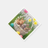 Osterhasen in einem Weidenkorb Serviette (Ecke)