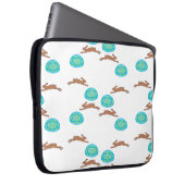Osterhasen und Eier in Weiß Laptopschutzhülle (Vorne Rechts)