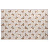 Osterhasen und Karotten auf Beige Stoff (Fat Quarter (45,7 x 55,9 cm))
