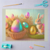 Osterhasen- und Schweineeier in einer Korbsammlung Seidenpapier (Basteln)