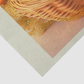 Osterhasen- und Schweineeier in einer Korbsammlung Seidenpapier (Ausschnitt)