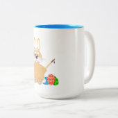 Osterhasen zwei Tasse. Zweifarbige Tasse (VorderseiteRechts)