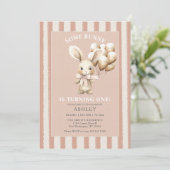 Osterkaninchen etwas sonniger erster Geburtstag Einladung (Stehend Vorderseite)