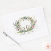 Osterkaninchen im Blumenkranz Ovaler Aufkleber (Umschlag)