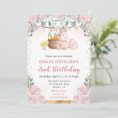 Osterkaninchen und Blume zum Geburtstag Einladung (Stehend Vorderseite)