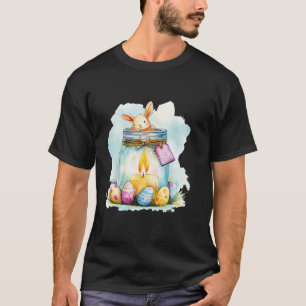 Osterkerzen in dekorativen Gläsern, umgeben von Os T-Shirt