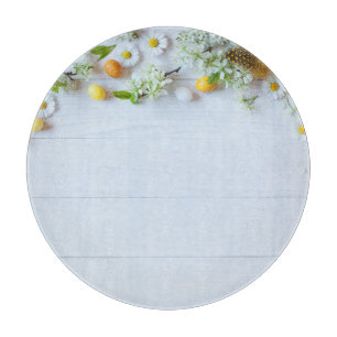 Osterkirschmuck: Gelbe Eier. Schneidebrett