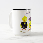 Osterküken mit personalisiertem Namen. Zweifarbige Tasse (Vorderseite Links)