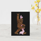 Ostern Bigfoot Bunny in einem Bysket ist Spaß für  Karte (Gelbe Blume)