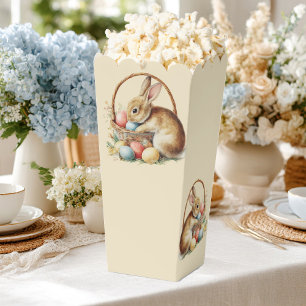 Ostern, Hasen und bunte Eier in einem Weidenkorb Geschenkschachtel