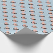 Osterpapier mit rosa Ostereiern auf hellblauem Hin Geschenkpapier (Ecke)