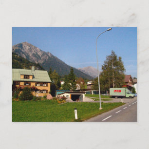 Österreich - Eingang des belebten Dorfes Postkarte