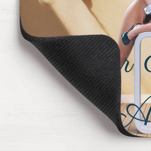 Ostersonnenmädchen sitzt auf Rundwürfel Mousepad (Ecke)