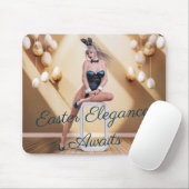 Ostersonnenmädchen sitzt auf Rundwürfel Mousepad (Mit Mouse)