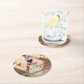 Ostersonnenmädchen sitzt auf Rundwürfel Runder Pappuntersetzer (Vor Ort)