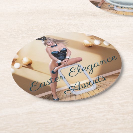 Ostersonnenmädchen sitzt auf Rundwürfel Runder Pappuntersetzer (Angewinkelt)