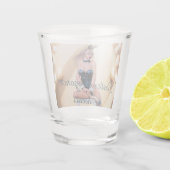 Ostersonnenmädchen sitzt auf Rundwürfel Schnapsglas (Rückseite)