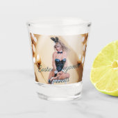 Ostersonnenmädchen sitzt auf Rundwürfel Schnapsglas (Vorderseite)