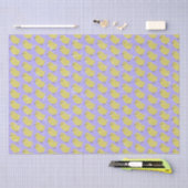 Osterstäbchen auf texturierten Lila Seidenpapier (Handwerk)