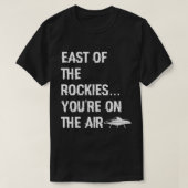 Östlich des Rockies Art Bell Sprichworts T-Shirt (Design vorne)