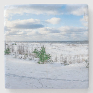 Ostseeküste im Winter schneebedeckt Steinuntersetzer