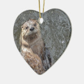 Otter drehen Drehungen um Keramikornament (Links)