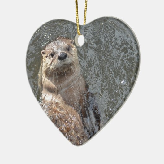 Otter drehen Drehungen um Keramikornament (Links)