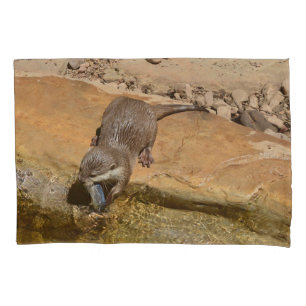 Otter essen atemberaubend köstliche Fische, Kissenbezug
