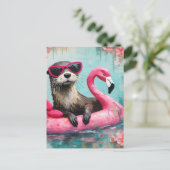 Otter Floating auf einem rosa Flamingo Funny Colla Postkarte (Stehend Vorderseite)