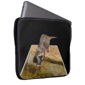 Otter isst leckeren Fisch, Laptopschutzhülle (Vorne Rechts)
