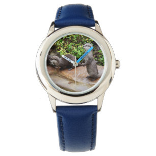Otter redet, Kinder schauen. Armbanduhr
