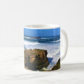 Otter Rock at Devil's Punchbowl Staat Park, Oregon Kaffeetasse (VorderseiteRechts)