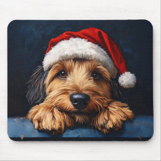 Otterhound in einer Weihnachtsmannmütze Mousepad