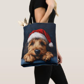 Otterhound in einer Weihnachtsmannmütze Tasche (Von Nahem)