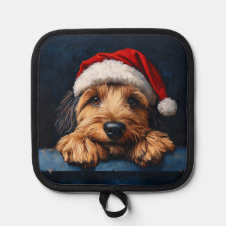 Otterhound in einer Weihnachtsmannmütze Topflappen