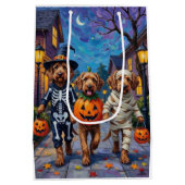 Otterhound Trick-oder-Treating in Halloween-Kostüm Mittlere Geschenktüte (Rückseite)