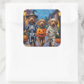 Otterhound Trick-oder-Treating in Halloween-Kostüm Quadratischer Aufkleber (Tasche)