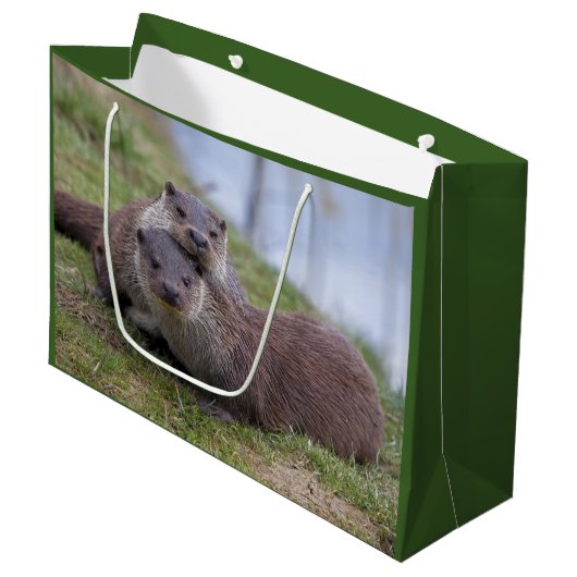 Otterly in der Liebe-Geschenk-Tasche Große Geschenktüte (Vorderseite Schrägansicht)