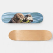 Otterwelpe und -mutter mit Kelp Skateboard (Horizontal)