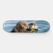 Otterwelpe und -mutter mit Kelp Skateboard (Horizontal)